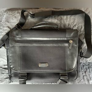 Kenneth Cole Reaction Black Messenger Bag, Many Compartments. Padded Laptop Area